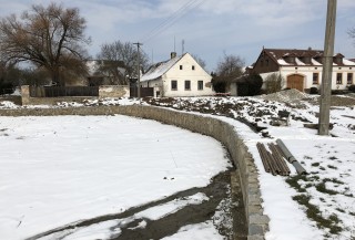 Chvalatice, rekonstrukce spodní výpusti a oprava břehového opevnění